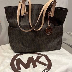 Large Michael Korrs woman large bags great condition very spacious